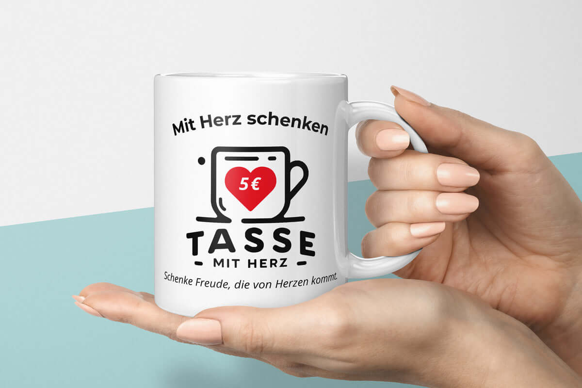 Geschenkgutschein-Kategoriebild: Weißer Mug mit Tasse mit Herz Logo, Euro-Wert und den Texten Mit Herz schenken und Schenke Freude, die von Herzen kommt