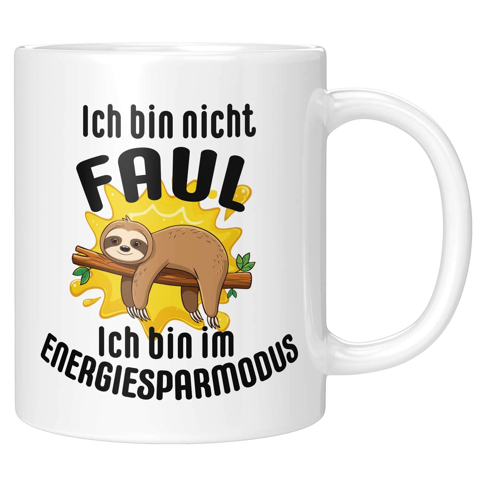 Weiße Tasse mit süßem Faultier-Motiv, das auf einem Ast liegt, und dem humorvollen Spruch „Ich bin nicht faul – Ich bin im Energiesparmodus“.