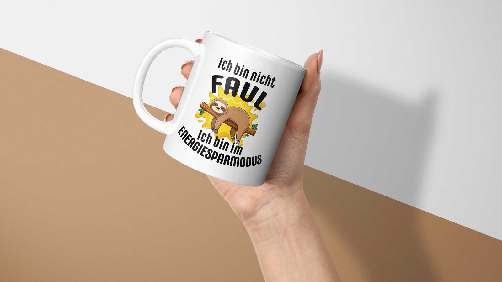 Lustige Tasse mit Faultier-Illustration und großem Schriftzug „Ich bin nicht faul“, ideal für entspannte Momente und gute Laune.