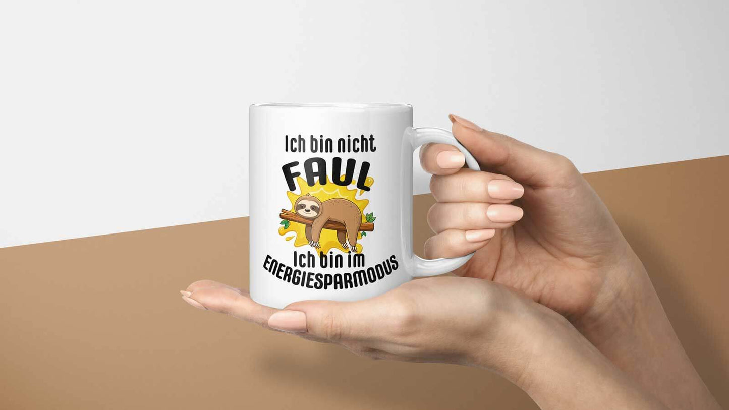 Detailaufnahme der humorvollen Tasse mit spritzigem Design, Faultier auf Ast und verspieltem Spruch für Fans des gemütlichen Lebensstils.