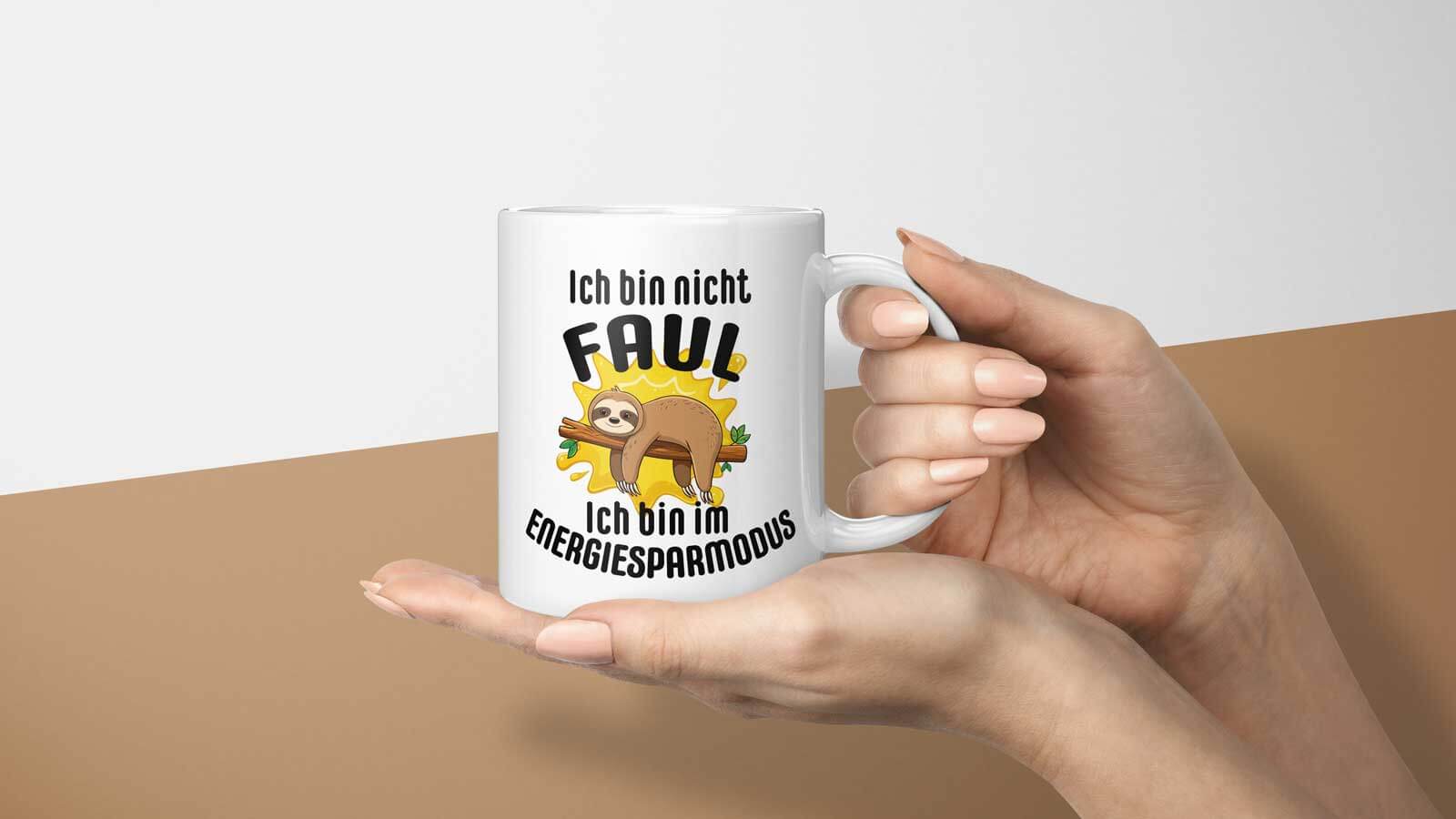 Detailaufnahme der humorvollen Tasse mit spritzigem Design, Faultier auf Ast und verspieltem Spruch für Fans des gemütlichen Lebensstils.