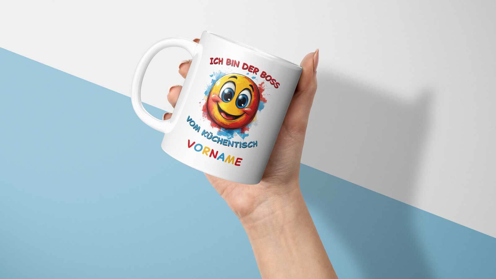 Auswahl von verschiedenen Smiley-Motiven auf der „Ich bin der Boss vom Küchentisch“ Tasse mit humorvollem Text.