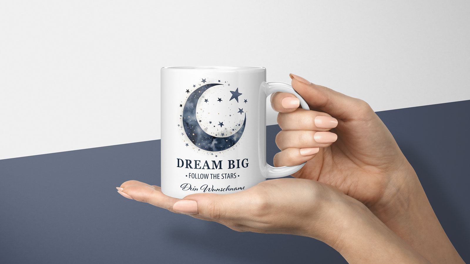 Keramiktasse mit Sternenhimmel-Design, Schriftzug „DREAM BIG – FOLLOW THE STARS“ und einer individuellen Namenspersonalisierung in geschwungener Schrift.