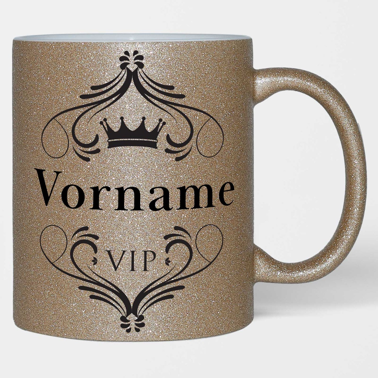 Goldene Glitzertasse mit VIP-Schriftzug, barocken Ornamenten und Krone, ideal für personalisierte Geschenke.