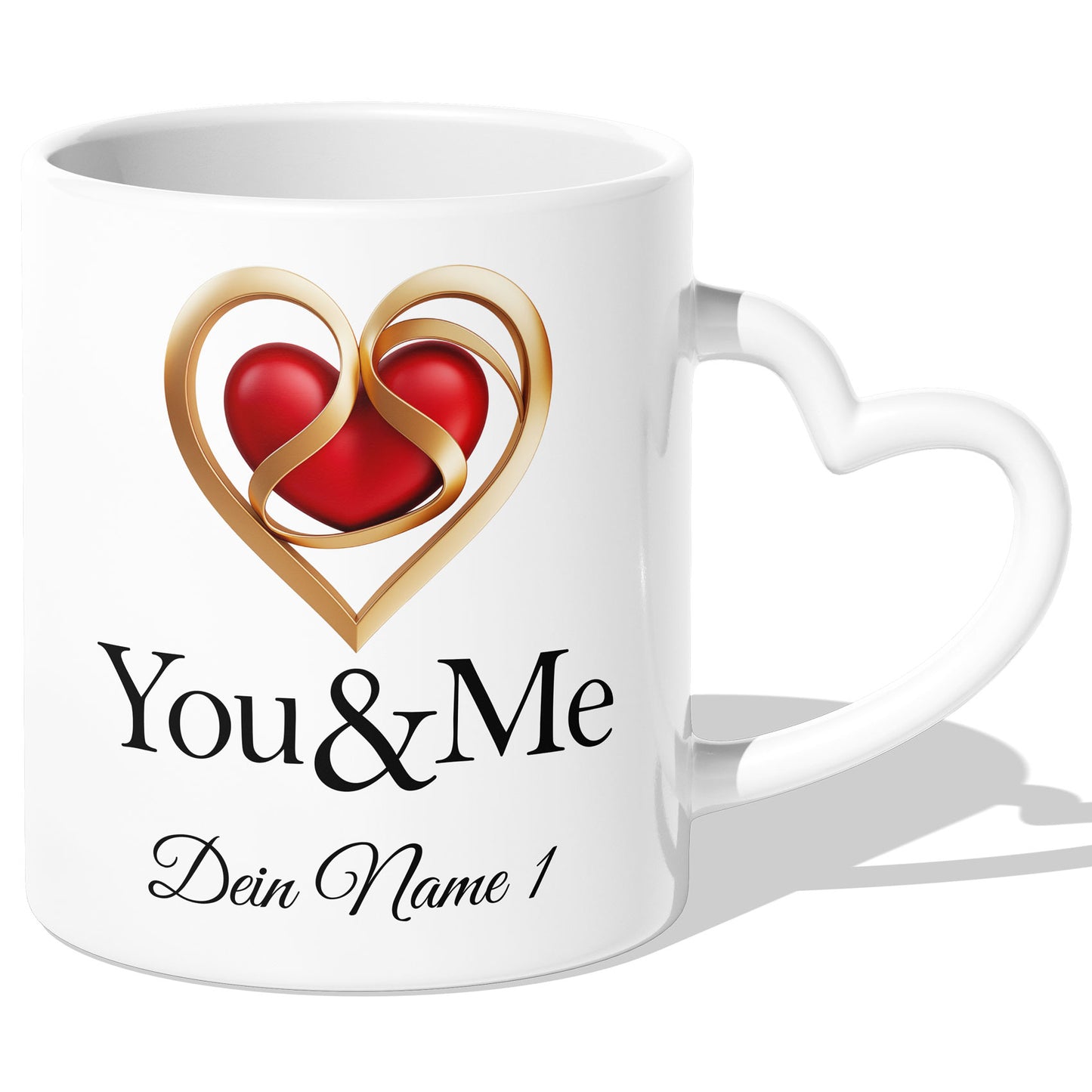 Nahaufnahme der „You & Me“ Tasse mit herzförmigem Henkel und Personalisierungsoption für beide Partnernamen, perfekt für Valentinstag oder Jahrestage.