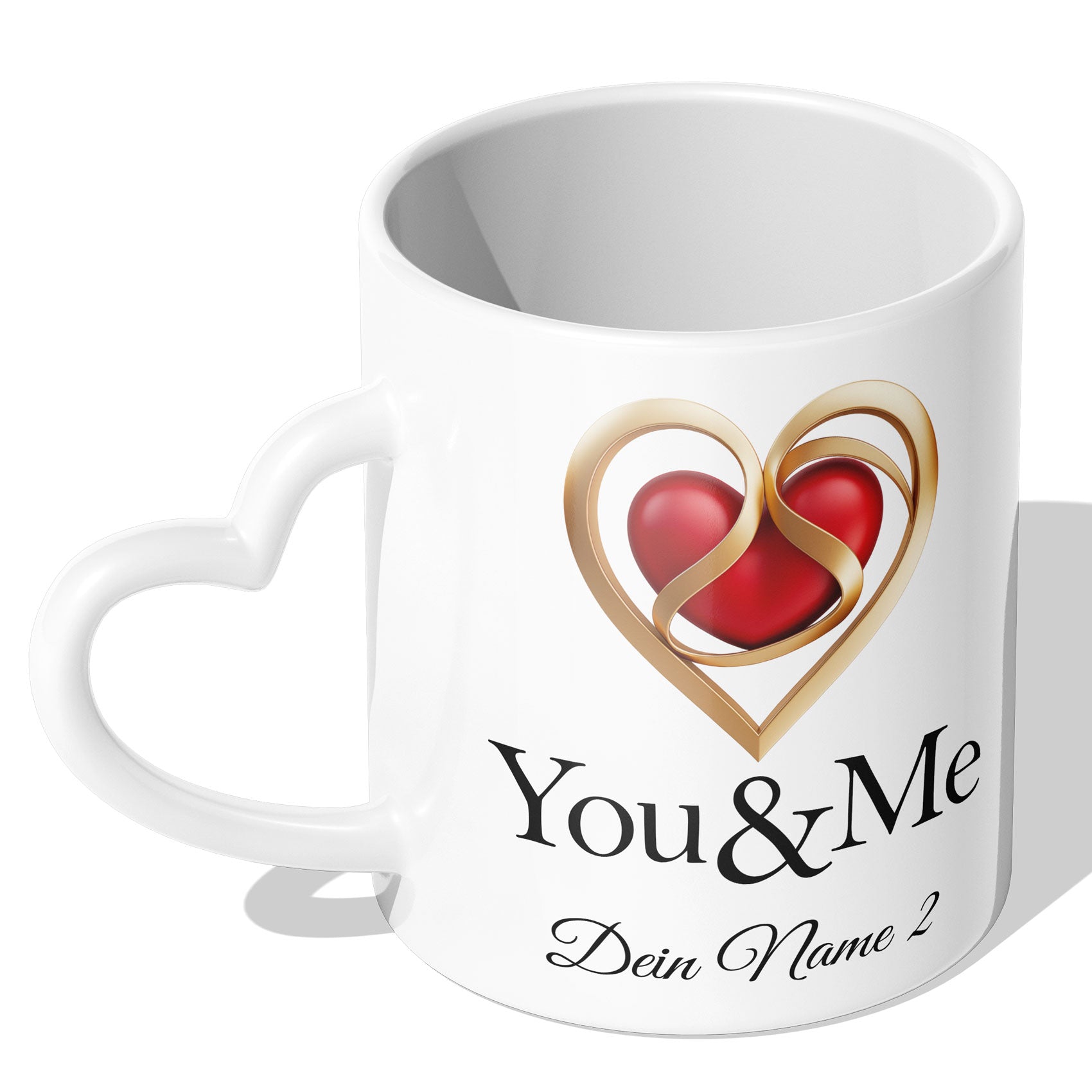  Seitenansicht der „You & Me“ Tasse, zeigt personalisierten Namen auf der Rückseite, herzförmiger Henkel und elegantes Design.