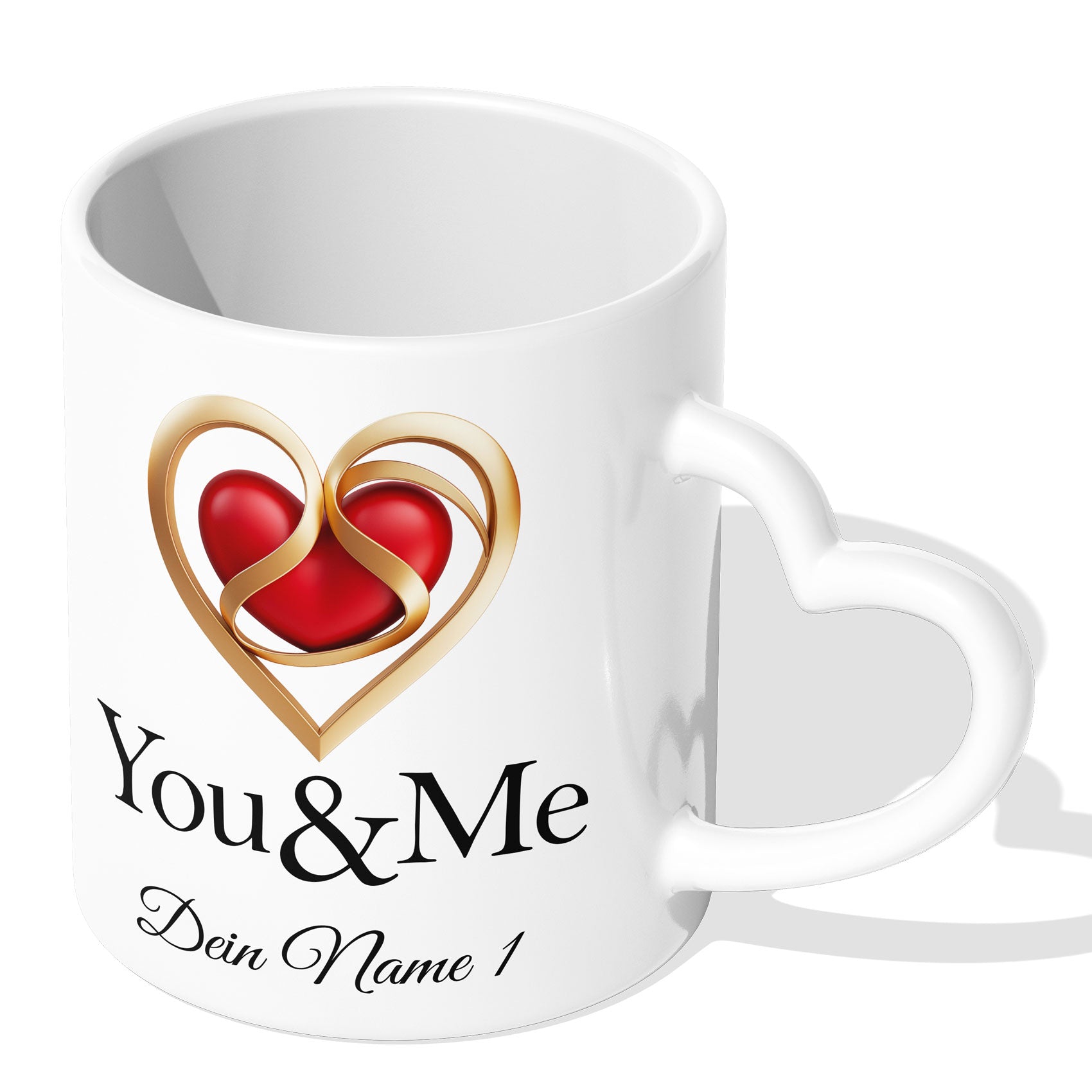 Romantische Tasse mit goldenem Herz, rotem Akzent und Schriftzug „You & Me“, individuell gestaltbar mit Namen für Paare.