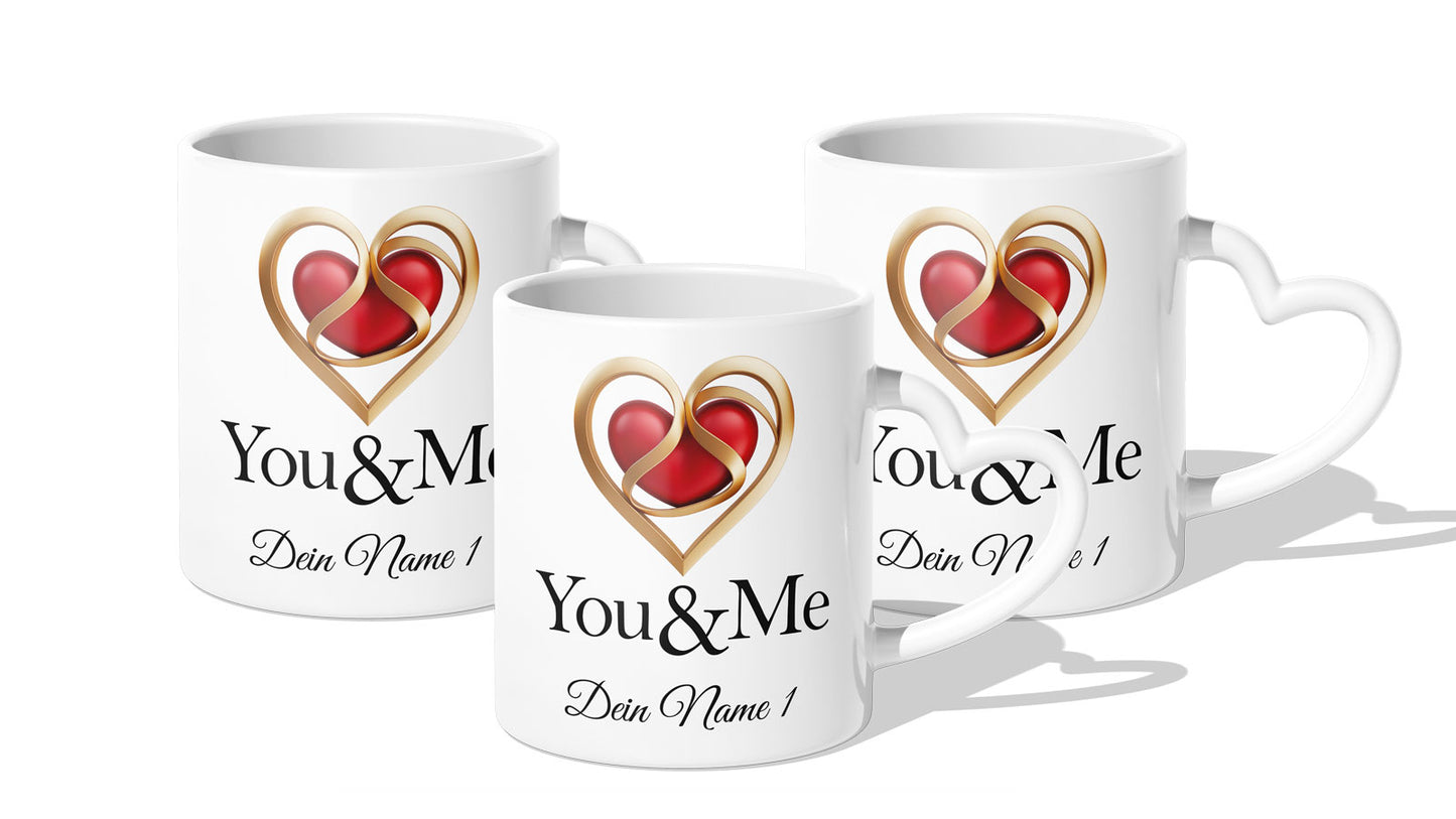 Drei weiße Tassen mit goldenem und rotem Herz-Design, dem Schriftzug „You & Me“ und Platz für zwei personalisierte Namen, ideal als romantisches Geschenk für Paare.