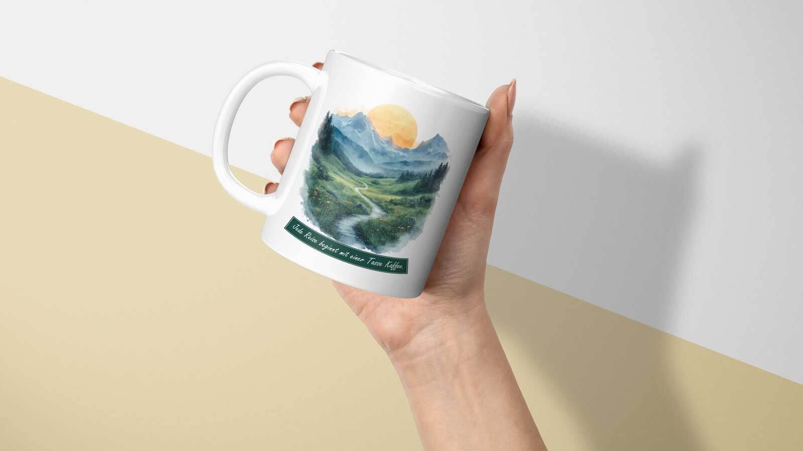 Detailaufnahme der Tasse mit Berglandschaft und Sonnenaufgang, begleitet von dem Spruch „Jede Reise beginnt mit einer Tasse Kaffee“.