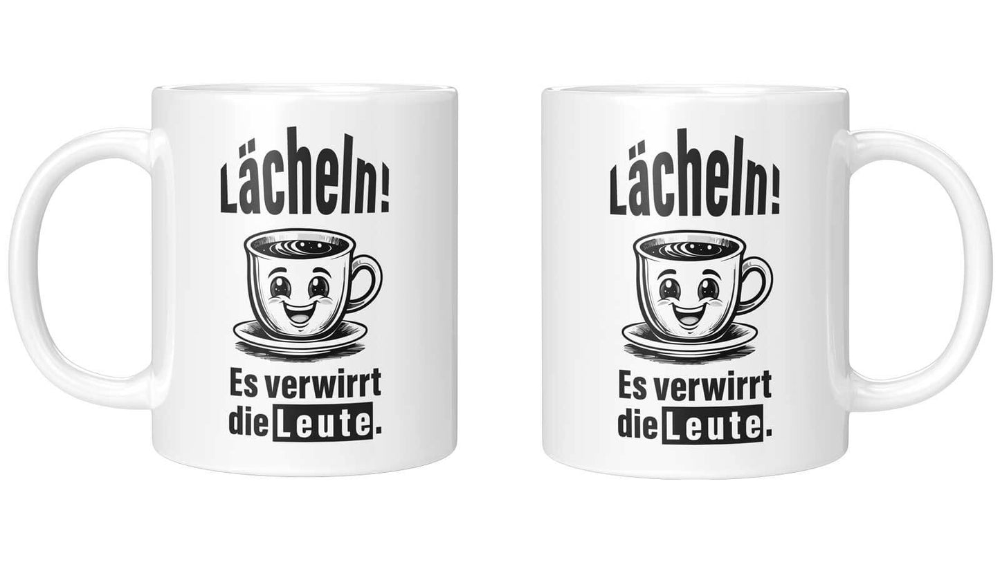 Vorderansicht der „Lächeln! Es verwirrt die Leute.“ Tasse mit humorvollem Design in Schwarz-Weiß.