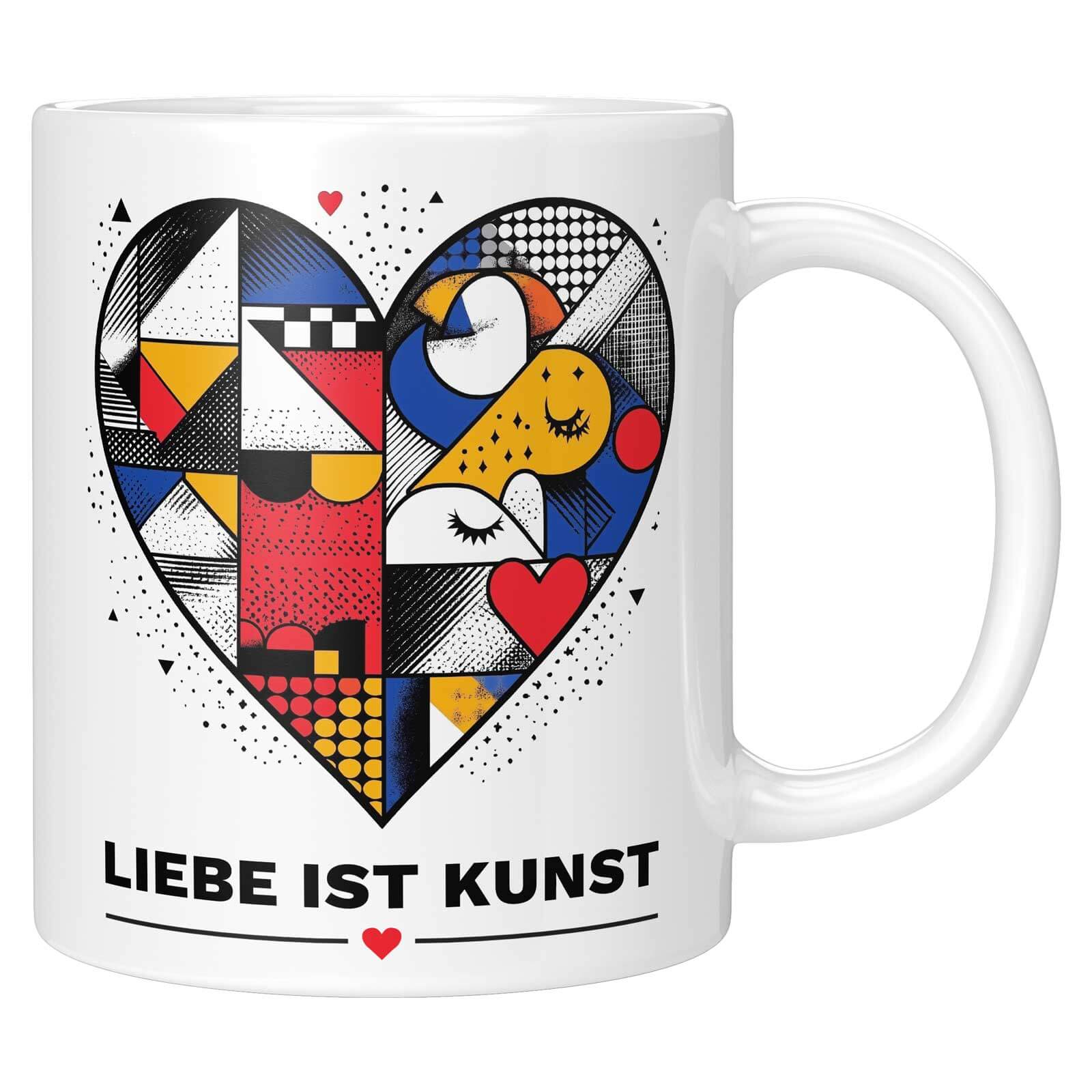 Weiße Tasse mit stilisiertem Herz-Design in kräftigen Farben und geometrischen Formen, Schriftzug „Liebe ist Kunst“ darunter.