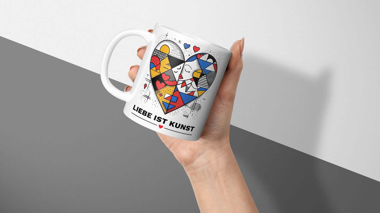 Tasse aus der „Liebe ist Kunst“ Serie, zeigt ein farbenfrohes Herz-Design mit stilisierten Formen und Pop-Art-Einflüssen.