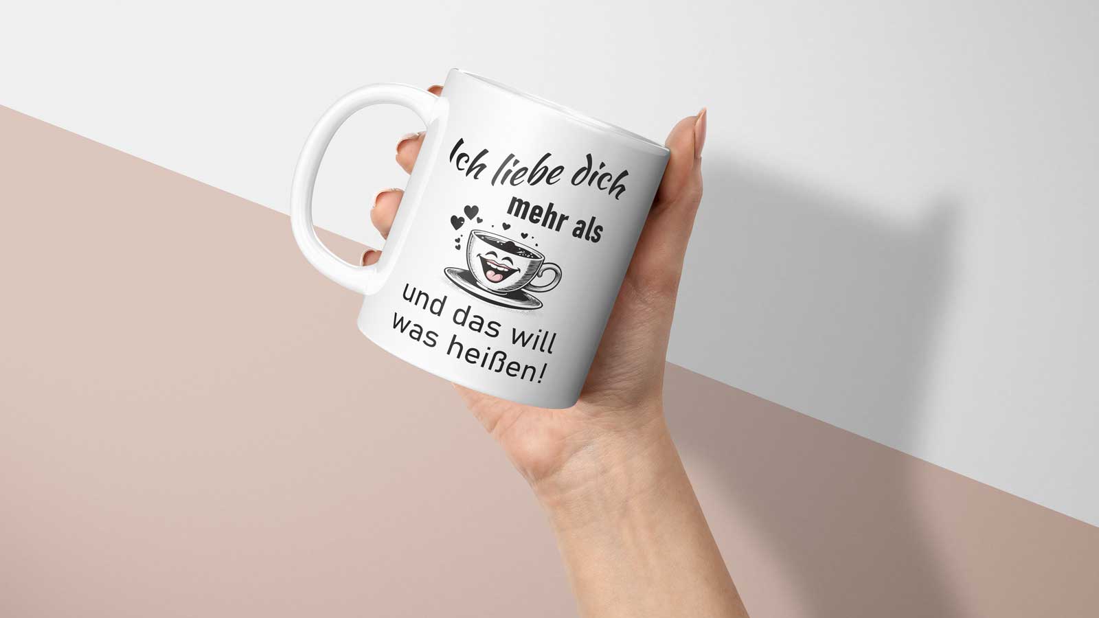 Detailansicht der Tasse mit liebevollem Spruch und niedlichem Kaffeetassen-Motiv, perfekt für Kaffee- und Liebesfans.