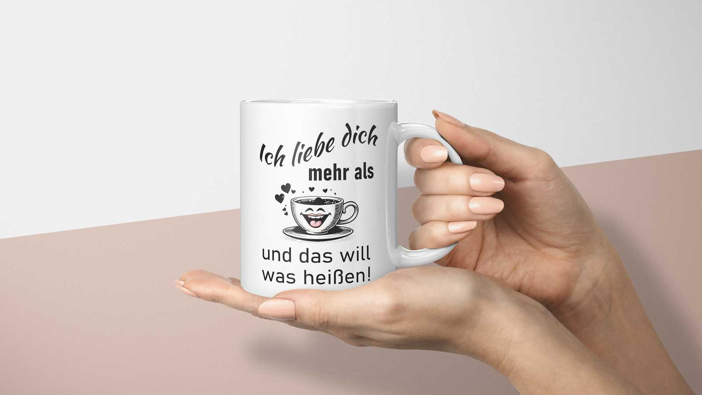 Humorvolle Tasse mit Spruch „Ich liebe dich mehr als Kaffee“ und Herz-Elementen, ideal für Valentinstag oder Jahrestage.