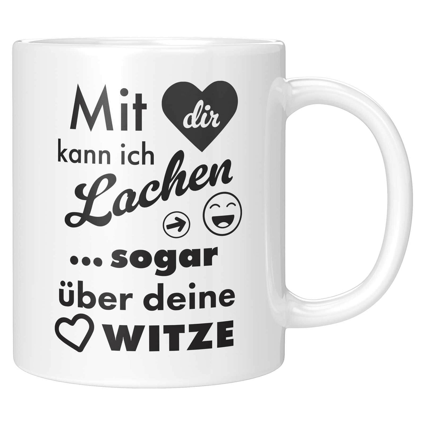 Weiße Tasse mit schwarzem Schriftzug „Mit dir kann ich lachen … sogar über deine Witze“ und Symbolen wie Herzen und Emojis.