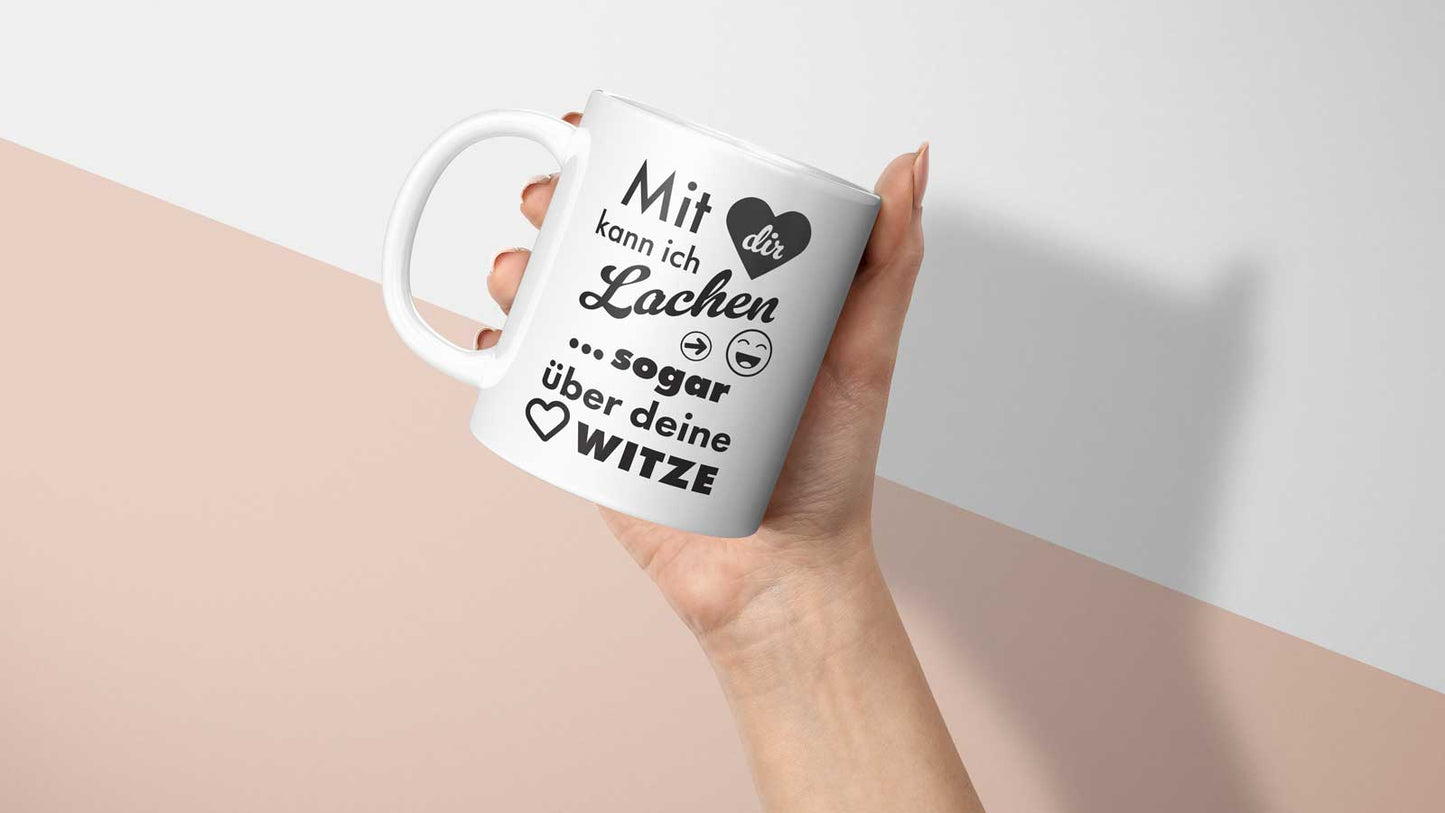 Detailaufnahme der „Mit dir kann ich lachen … sogar über deine Witze“ Tasse mit charmanten Symbolen und stilvollem Schriftmix.