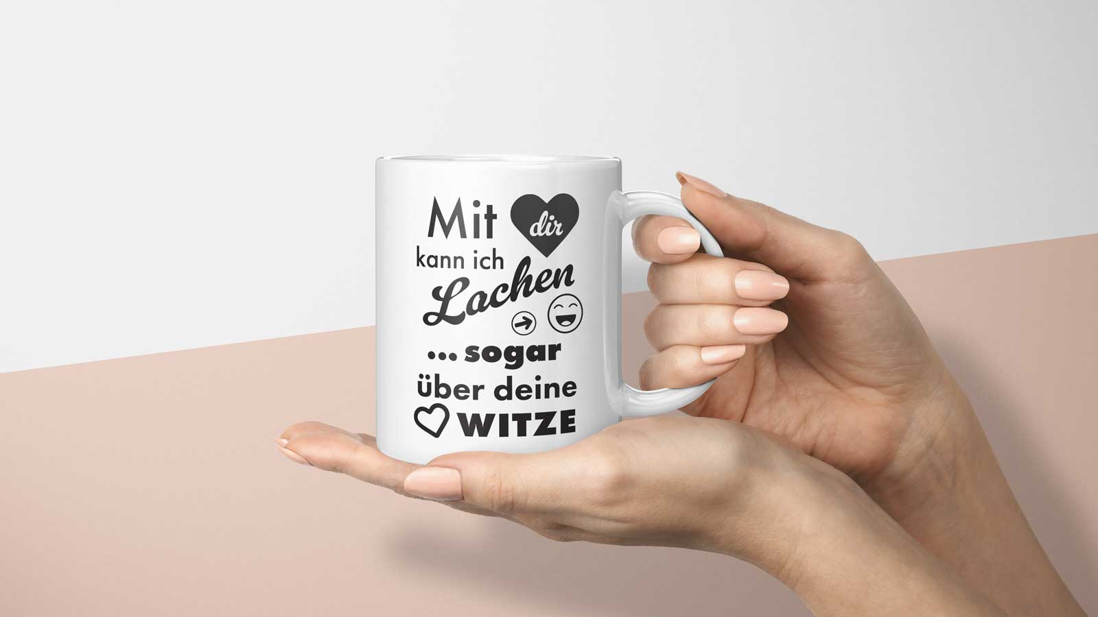 Witzige Tasse mit romantischem Spruch und schlichten schwarzen Elementen, perfekt für Paare zum Valentinstag oder Jahrestag.