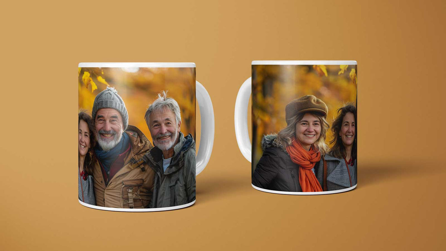 Weiße Keramik-Panoramatasse mit einem herbstlichen Familienfoto, das eine Familie beim Spaziergang im Park zeigt, fast rundum bedruckt.