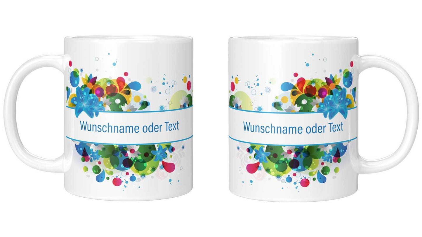 Personalisierbare Tasse mit Blumen-Design und weißem Textfeld, beidseitig bedruckt mit individuellem Namen oder Text.