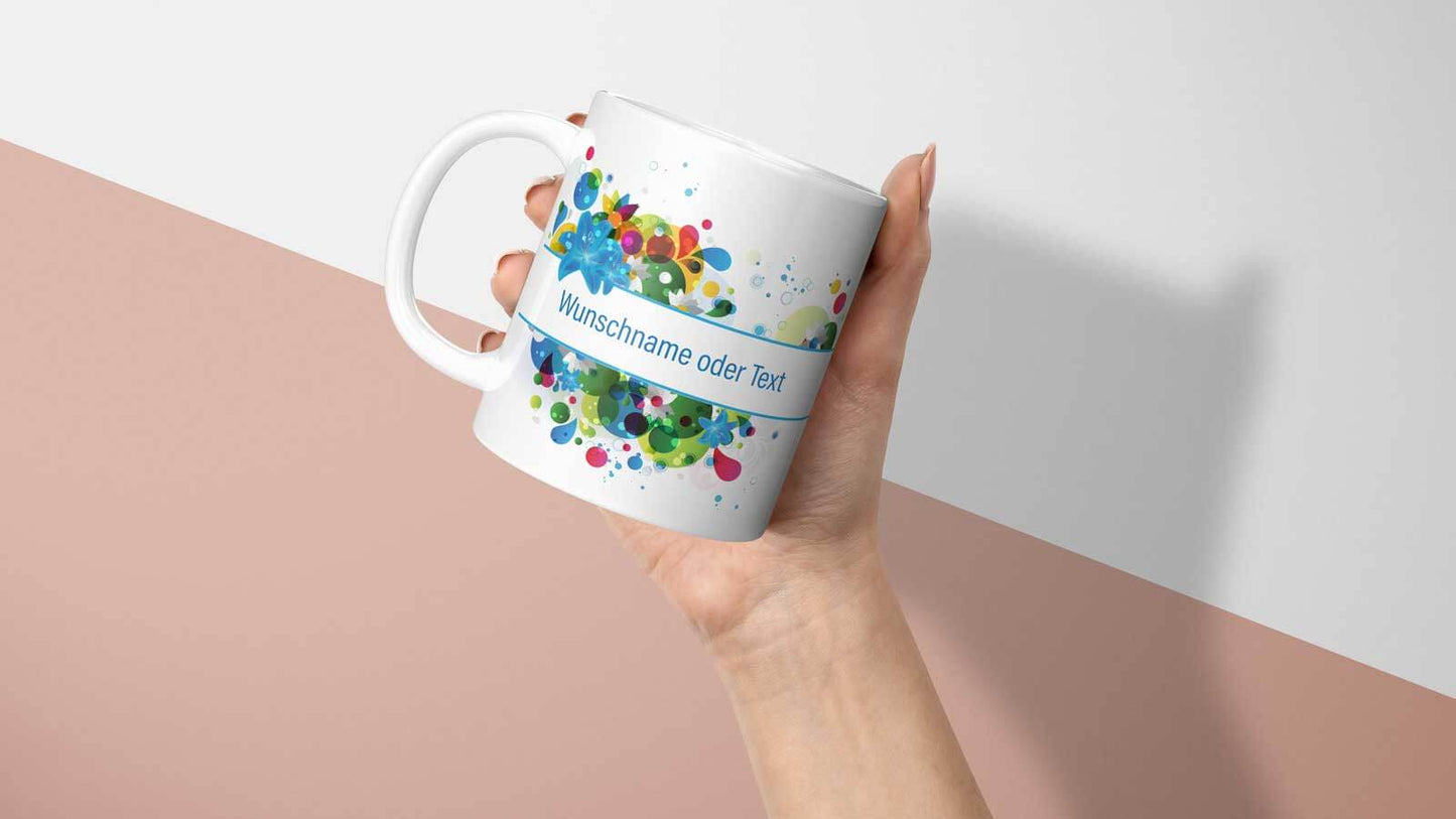 Beidseitig bedruckte Tasse mit farbenfrohem Blumenmotiv und zentralem Textfeld für personalisierbaren Wunschtext.