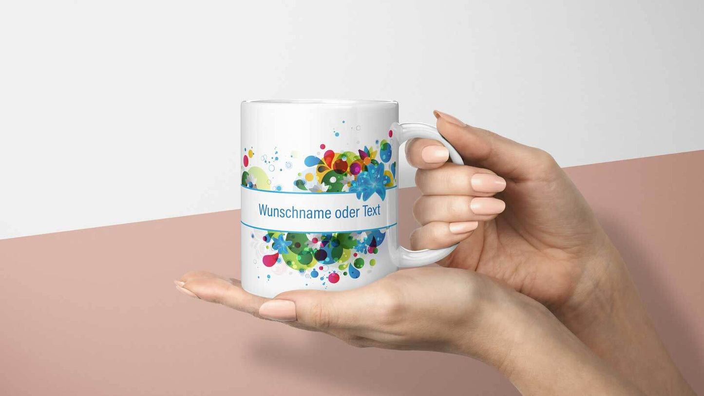 Detailansicht der Tasse mit lebendigem Blumenmuster und personalisierbarem Textfeld, ideal als Geschenk mit beidseitigem Druck.