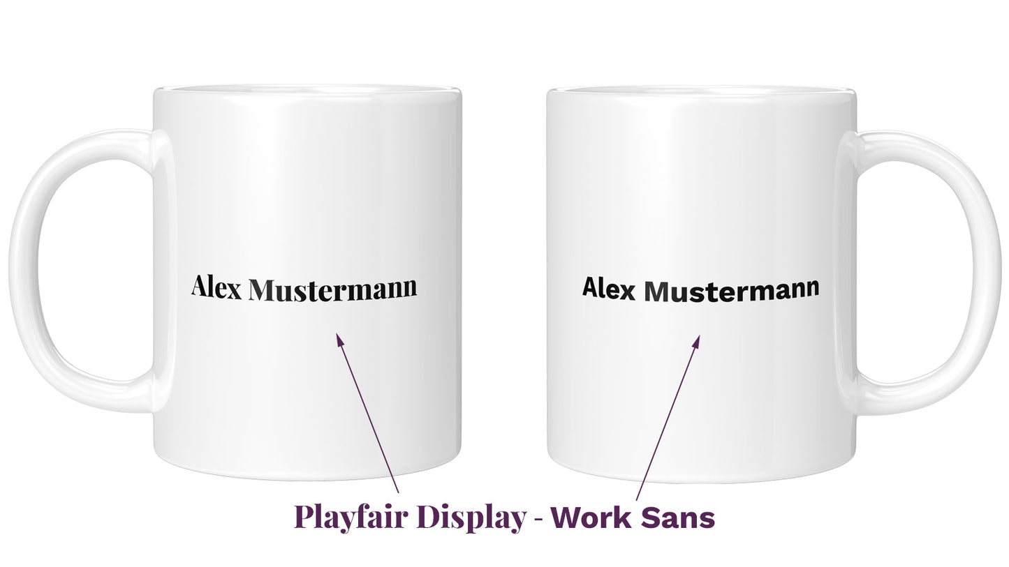 Zwei personalisierte Tassen nebeneinander: Links mit Henkel links in Playfair Display, rechts mit Henkel rechts in Work Sans Schriftart.