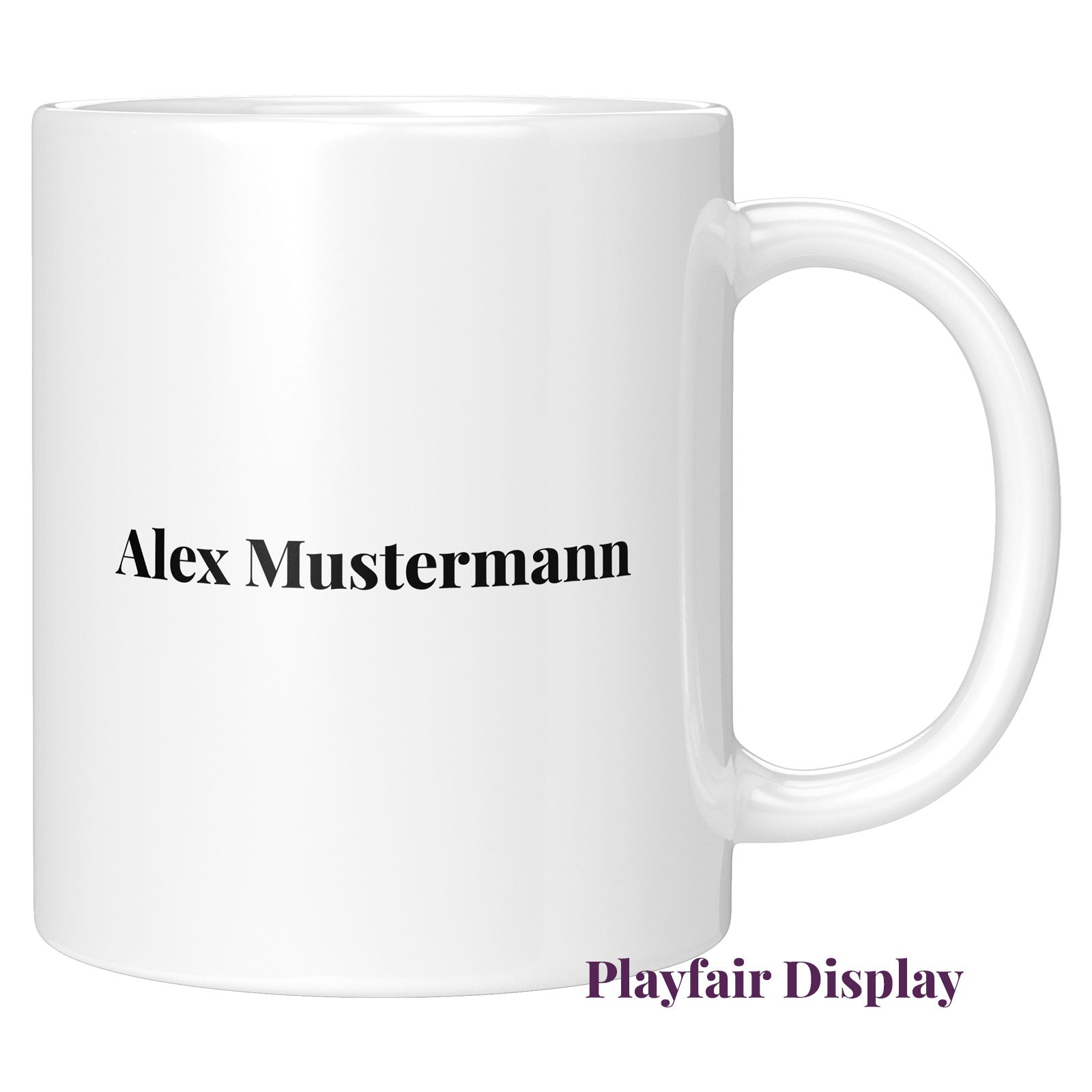 Personalisierte Tasse mit Beispielname in Playfair Display Schriftart, elegant zentriert dargestellt.