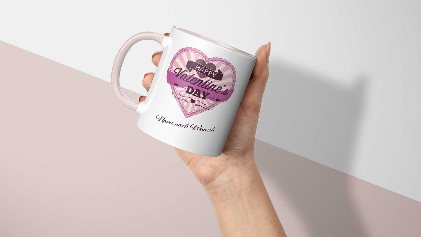 Detailaufnahme der „Happy Valentine’s Day“ Tasse mit stilvollem Herz-Design und Wunschname in eleganter Schrift.