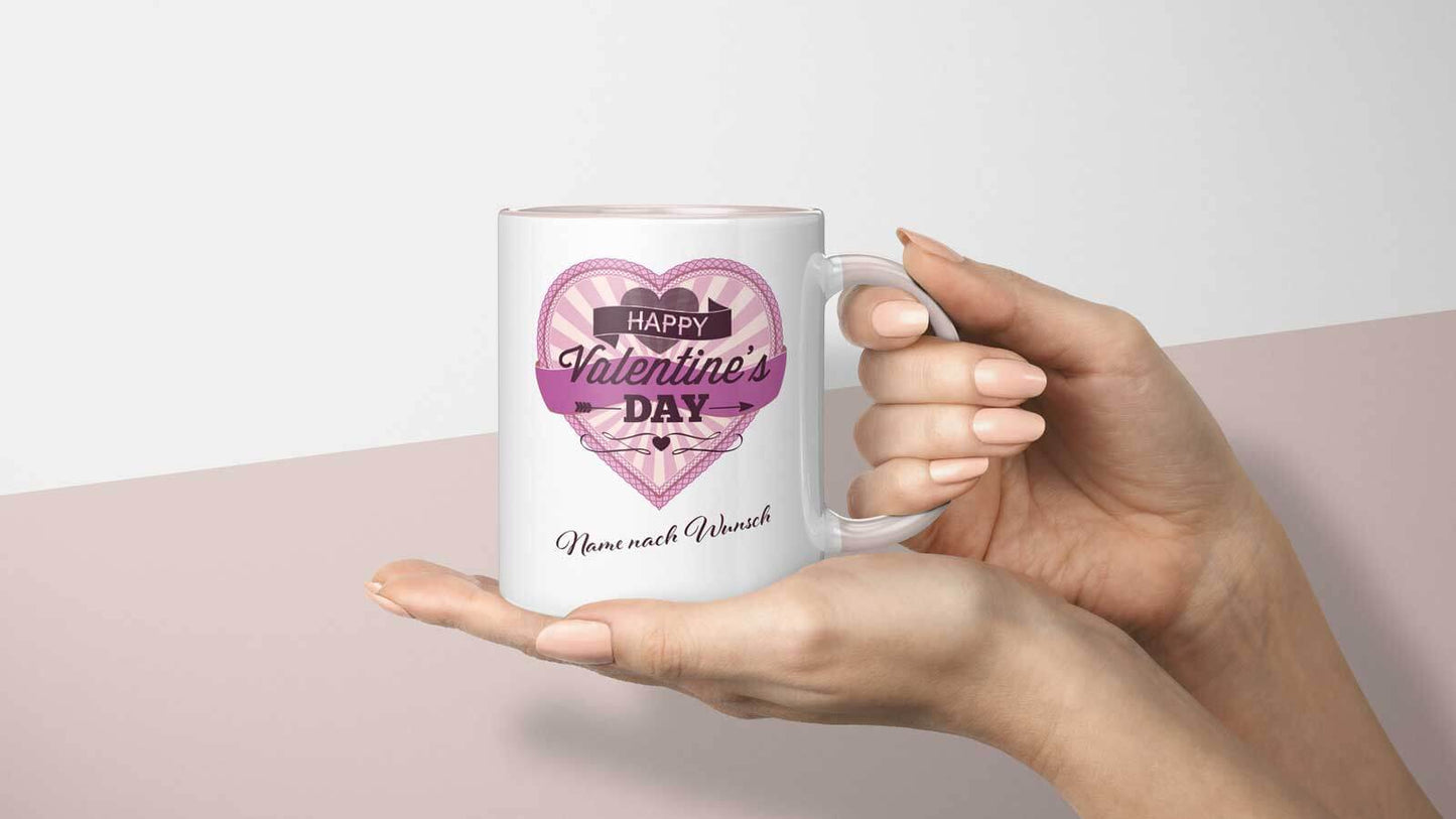 Personalisierbare Tasse mit Valentinstagsmotiv in Rosa- und Lilatönen, dekorativen Elementen und romantischem Schriftzug.